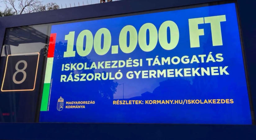 Visszajöttek a kék plakátok – Latorcai szerint előbb igazságos szabályokat kellene írni