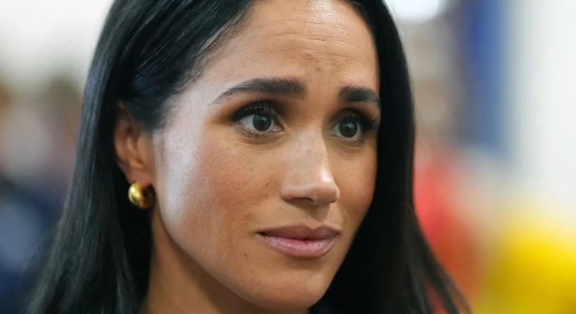 Meghan Markle rendkívül kínos pillanatokat élt át a vörös szőnyegen: videón a botrányos eset