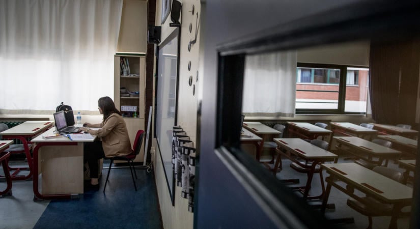 Alapjaiban írják át a pedagógusok továbbképzését, a gyakornokok is fellélegezhetnek