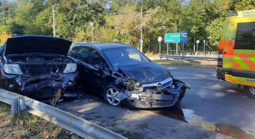 Baleset nehezíti a nyíregyházi közlekedést! A mentőket is riasztották a helyszínre –fotókkal