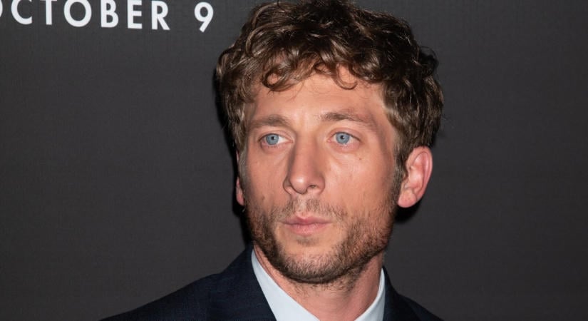 Elkelt a nők bálványa? Ez a gyönyörű modell csavarhatta el Jeremy Allen White fejét – fotó