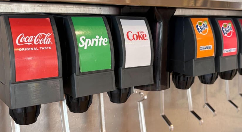 Nagy pofont kapott a Pepsi: a KFC-t is megszerezte magának a Coca-Cola, egyre nagyobb fölénybe kerül a gyorséttermekben a Pepsivel szemben