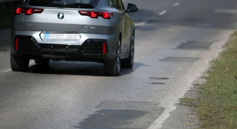 Elképesztő kókányolás Pécsen: Hullámvasút épült az Üszögi útra a felújítás címén – GALÉRIA