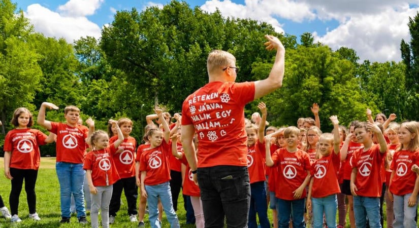 Több mint 3000 gyerek énekelte ugyanazt a dalt – különleges klip született  videó