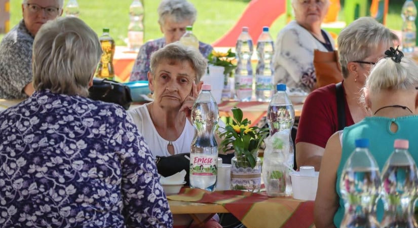 Nyugdíj 2027: ennyivel nőhet a nyugdíj januárban, és kinek nem jár a 120 ezres minimum