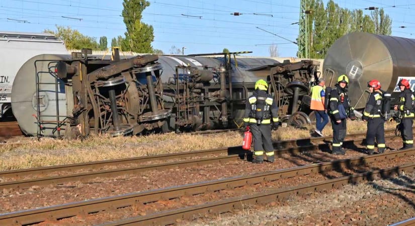 Veszélyes anyagot szállító vonat siklott ki Rákoson, órákra megbénult a vasúti forgalom a főváros keleti kapujában
