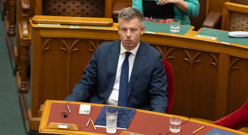 „Szégyen!” – Magyar Péter a parlament üléséről üzent, miután az ellenzék nemmel szavazott a gyermekvédelmi törvényre