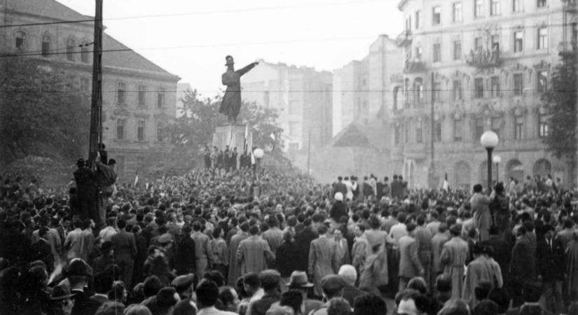 Amikor egy nemzet az utcára vonult – 1956. október 23. képekben