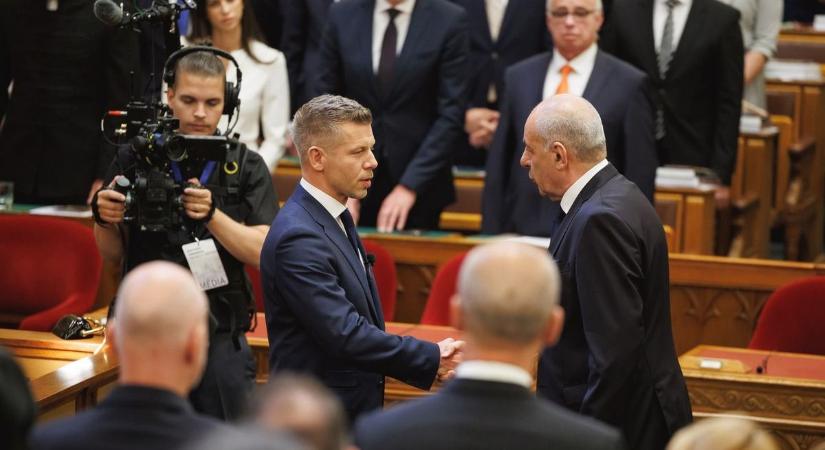 Itt a Fidesz válasza a kormány jogi ámokfutására: még egy utolsó szalmaszálba kapaszkodik az ellenzéki párt – az Alkotmánybíróságtól kér utólagos normakontrollt