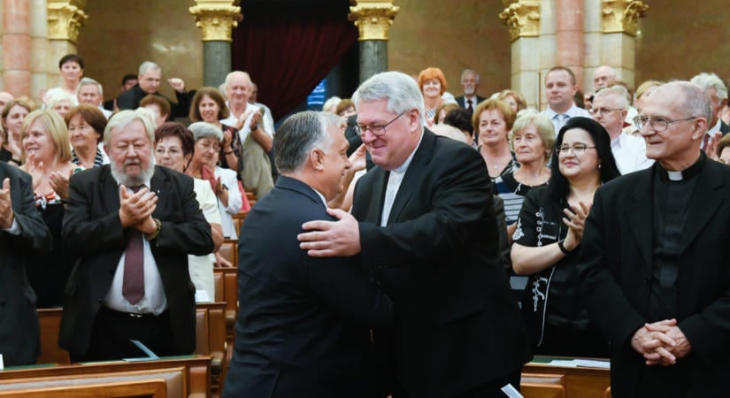 Irdatlan összeggel támogatták Orbánék a gyűlölködő fideszes plébánost