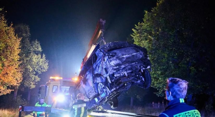 Kismotorosok közé hajtott az autós, négy fiatal meghalt - videó