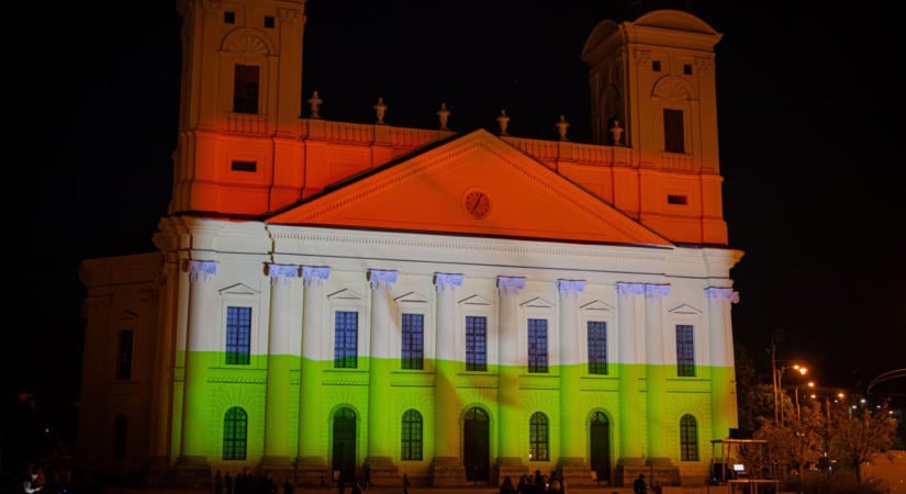 Nemzeti színekbe öltözött Debrecen két emblematikus épülete – fotókkal