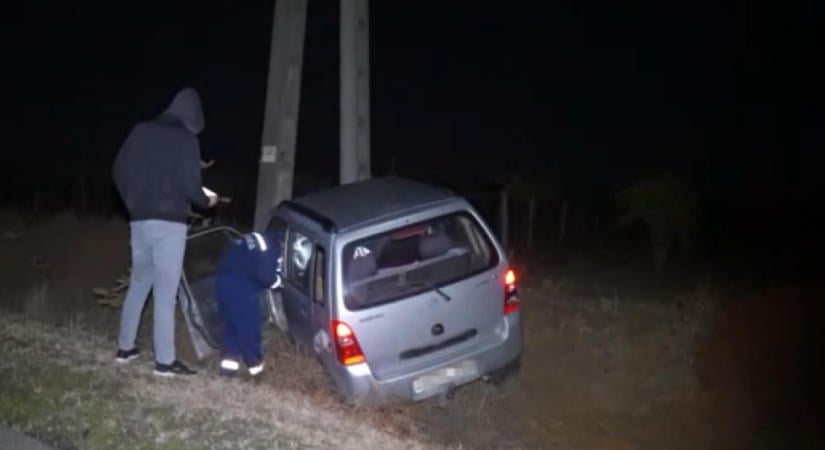 Lopott autóval villanyoszlopnak ütköztek, majd az erdőbe menekültek a rendőrök elől Kiskunhalasnál