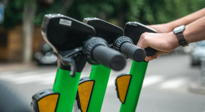 Csernyivciben a kölcsönző cégeknek 14 napjuk lesz az elektromos rollerek városból való eltávolítására