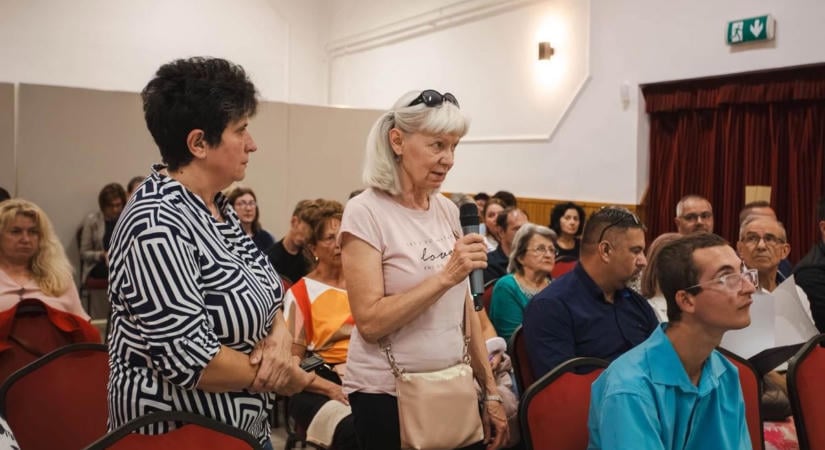 Pozitívumok és bírálatok is elhangzottak a tiszafüredi közmeghallgatáson