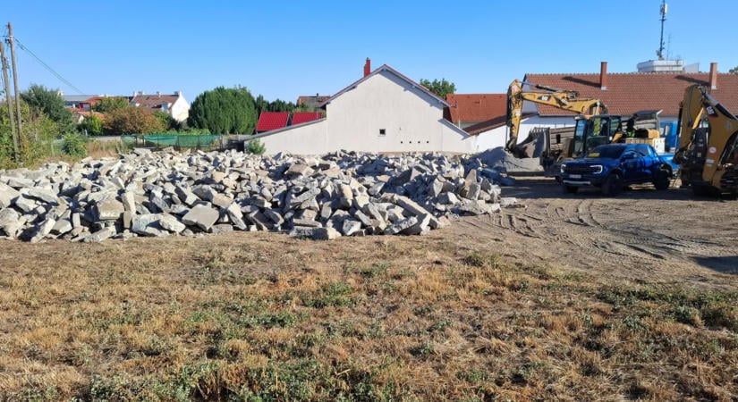 Élet a porban és zajban: utcafelújítás miatt áll a bál Pakson