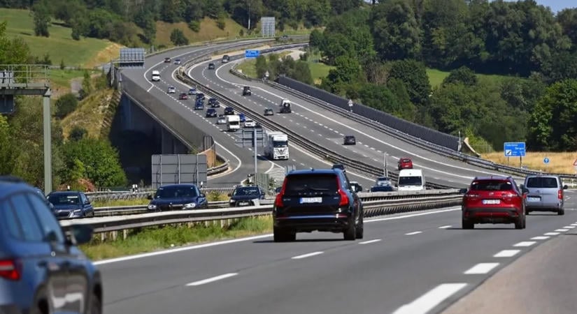 Közel 300 km/órával száguldott egy Tesla, majd jött az, amitől mindenki retteg ilyenkor – videón a baleset
