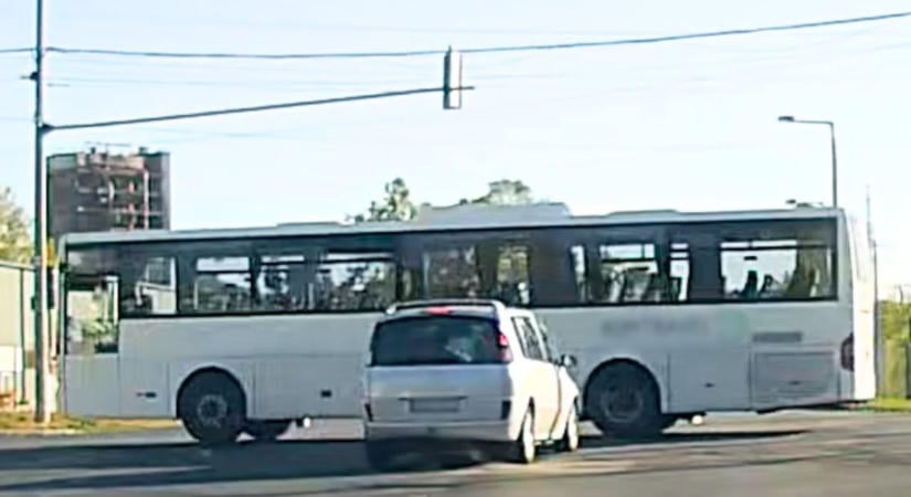 Pirosnál hajtott a busz elé egy autós Tatabányán, hajszálon múlt a baleset – videó