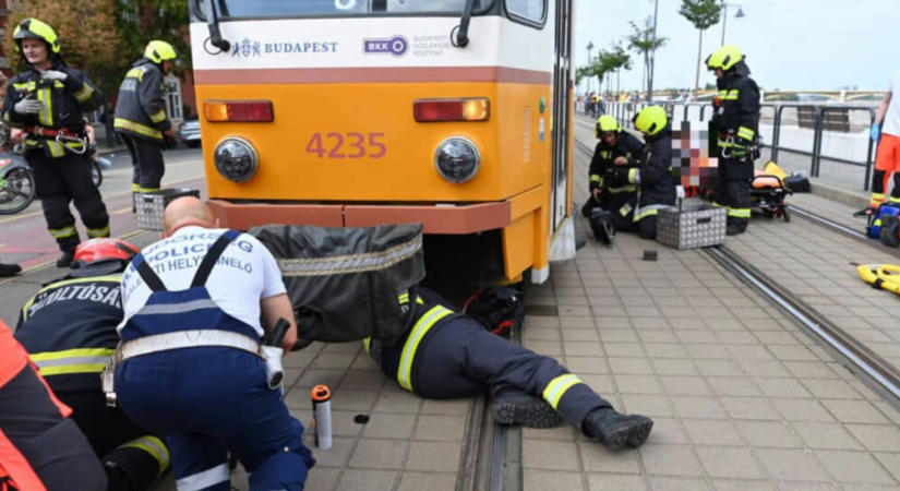 Megrázó képsorok: így mentették ki a kisfiút a villamos alól, akit a Batthyány téren gázoltak el
