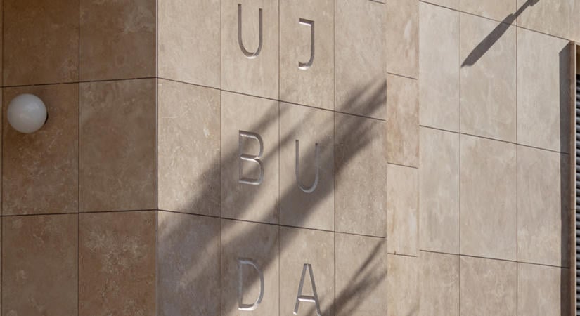 Az Újbudai Polgármesteri Hivatal új homlokzatfelirata