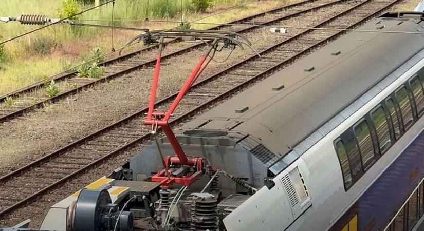 Áramütés: Felmászott a vonat tetejére, 25 000 volt azonnal végzett a 17 éves fiúval