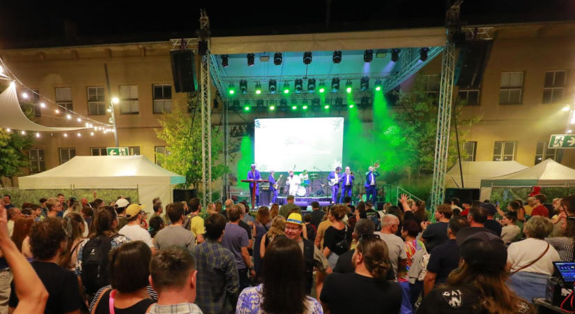 Debreceni Virágkarnevál: a P.A.S.O. ska-ünnepet varázsolt a Dósa nádor térre – fotókkal
