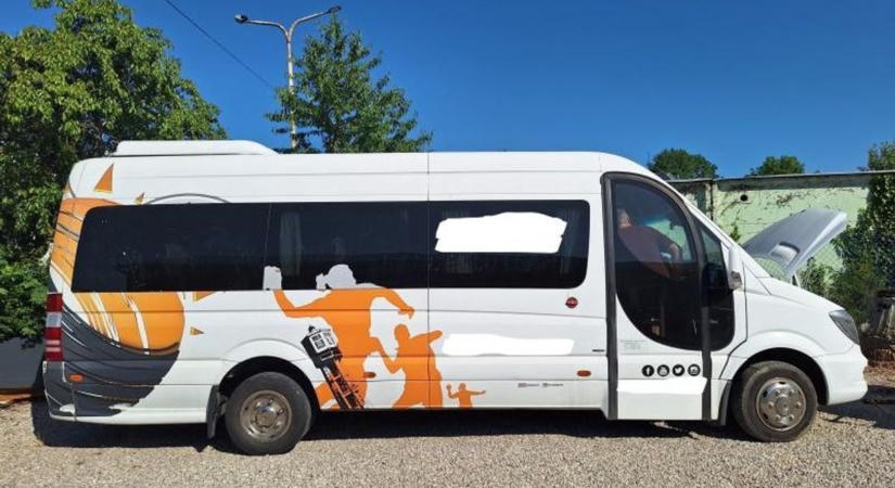 Durva árat kérnek el ezért a használt Sprinter autóbuszért, mutatjuk