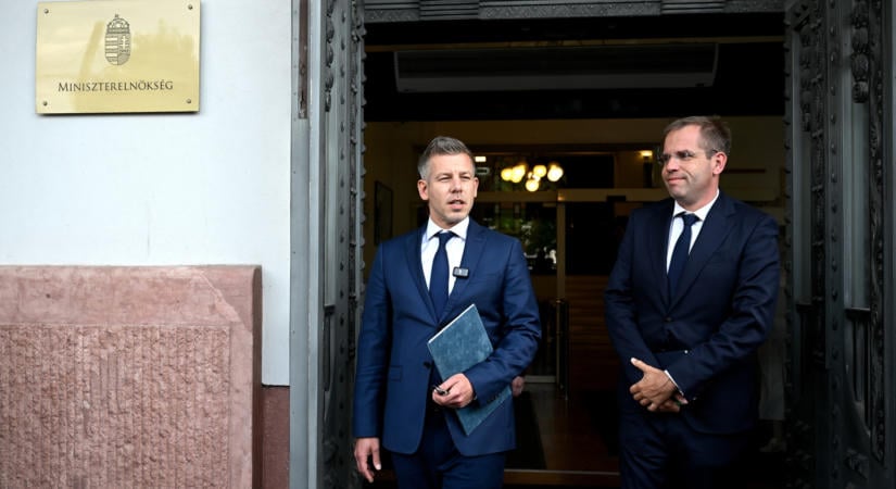 Magyar Péter és az offline Tisza-sziget adminok szigorú Facebook-etika alapján szervezték újjá a törzsi társadalmat egy tiszai zátonyon