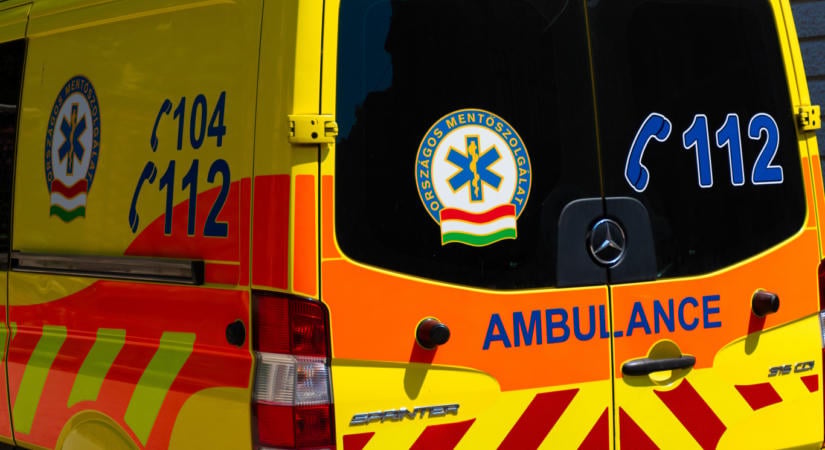 Autóval ütközött egy mentőautó Kőbányán, öten megsérültek