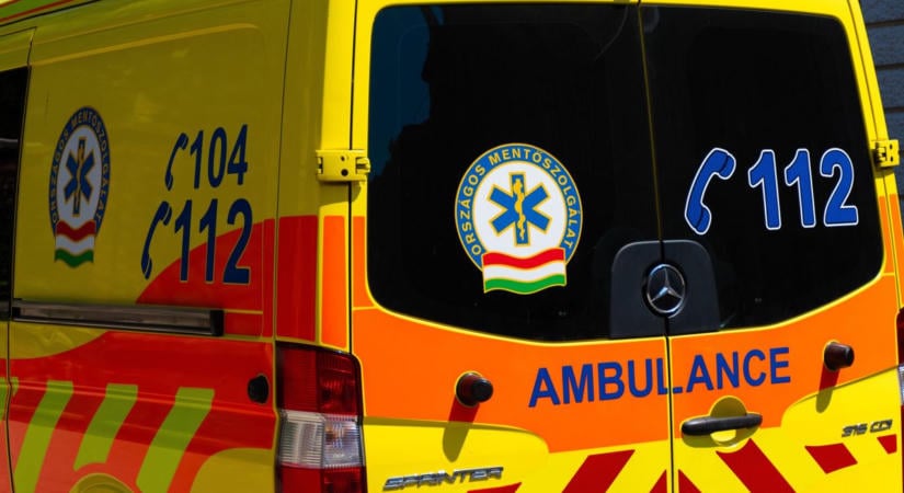 Három autó ütközött az 53-as főúton, mentő is érkezett a helyszínre