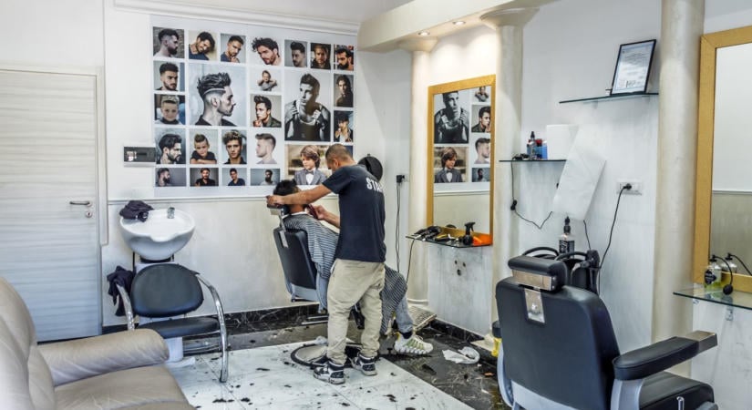 Razzia a barber shopokban: nemhogy számlát, még adószámot sem talált a NAV
