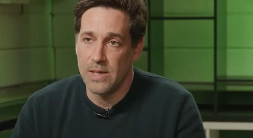 Nyomozás indult Balásy Gyula cégei ellen, akinek kétszázszorosára nőtt a bevétele a gyűlöletkeltő kék plakátokkal