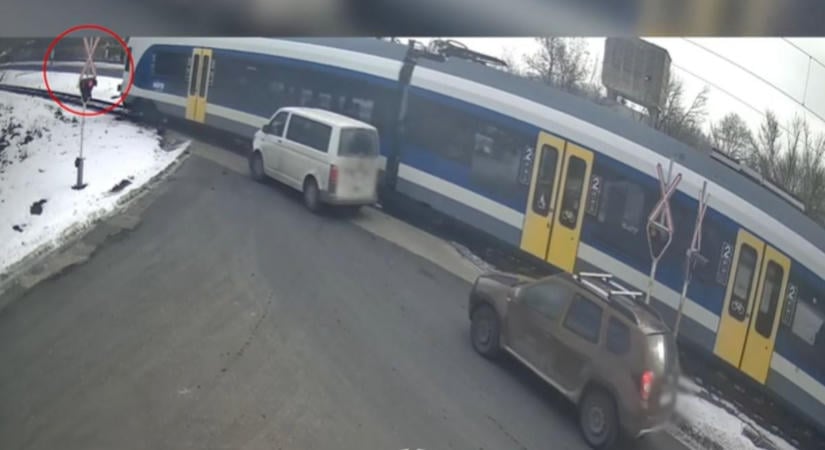 Videón, ahogy vonat elé hajt egy furgon Tatabányán