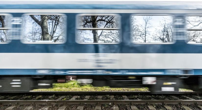 Ebben a pillanatban érkezett a súlyos vonatbalesetről: sínekre hajtott az autó, egy gyermek is megsérült