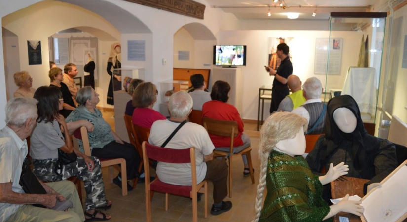 Rendhagyó tárlatvezetésre invitált a csornai múzeum