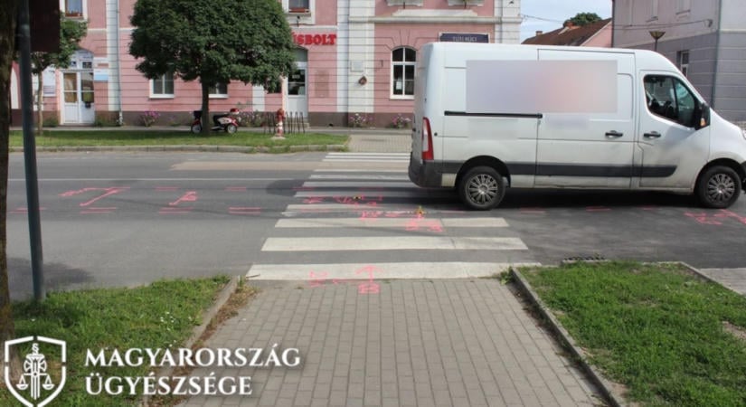 Súlyos baleset a zalai városban – zebrán gázoltak el egy szabályosan átkelő nőt