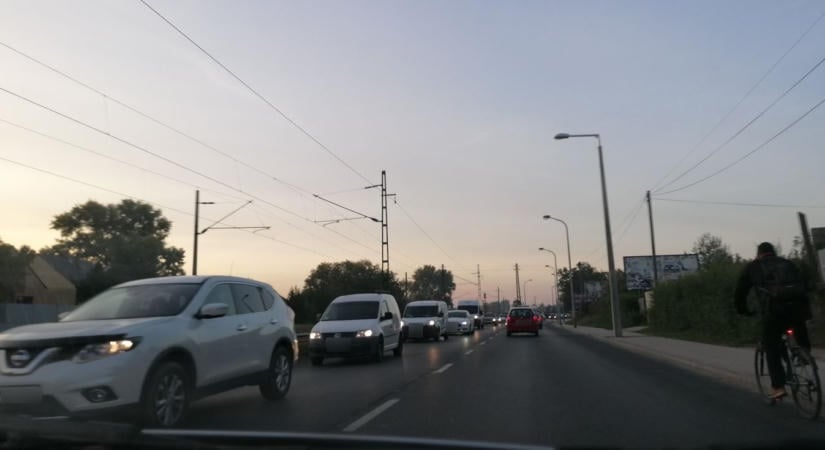 Új közúti kapcsolat készülhet Tóvárosnál – közben a gyorshajtás és a szennyvízszag is gondot okoz