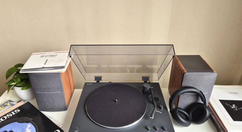 A lemez csak pörgött, én meg mentem tovább: kipróbáltuk a Sony bluetoothos lemezjátszóját, ami még több zenerajongót húzhat bele a vinyl-világba