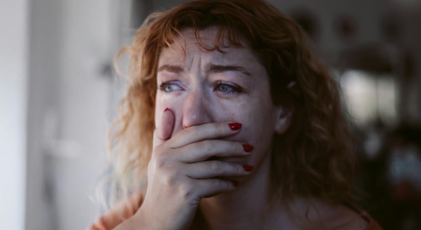 „Haza kellett vinnem a blokkot a közértből, hogy ő átnézhesse” – Ennyire sokoldalú a pénzügyi abúzus a párkapcsolatban