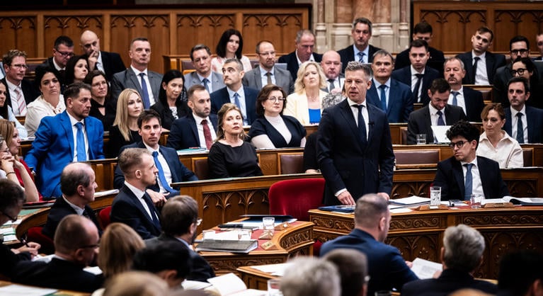 Még bízik a magyarok többsége az új kormányban, de a gazdaságból már vészjelzés érkezett