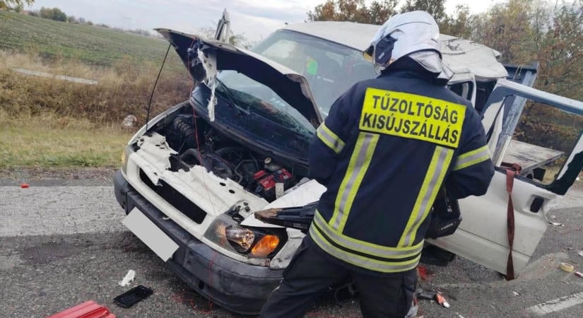 Mentő szállította el az őzbaleset sérültjeit