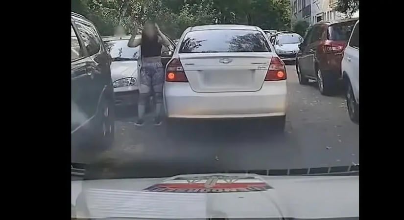 Chevyvel menekült a rendőrök elől Budapesten egy duplán körözött nő