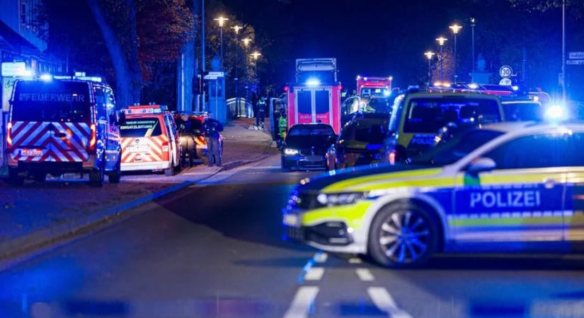 Emberek közé hajtott egy autó, többen megsérültek