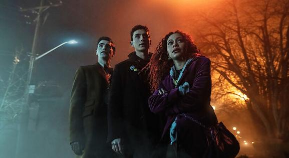 Szellemek vagyunk és rejtélyeket oldunk meg – új Neil Gaiman-sorozat a Netflixen
