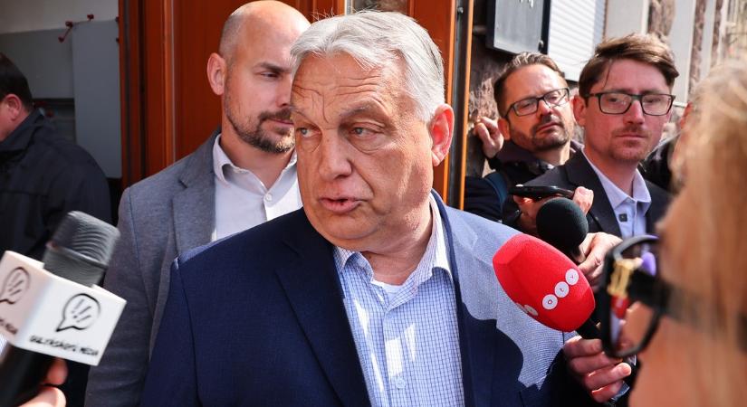 Orbán Viktor turistaosztályon érkezik haza a foci-vb-ről: a frankfurti reptéren fotózták le