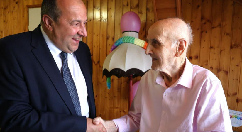 „Ez már a harmadik köszöntésem volt” – kilencvenéves lett a komáromiak kedvenc bádogosa