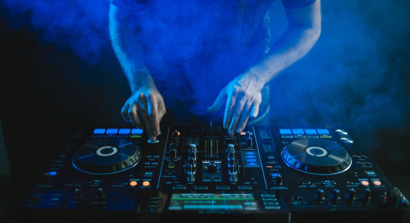 Az első fellépéstől a rendszeres bulikig: hogyan építsen DJ-karriert?