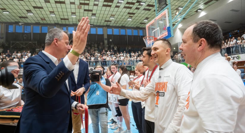 A pécsi bajnokcsapat mestere, Zseljko Djokics vehette át az Év edzője díjat