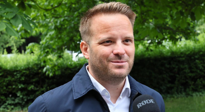 Nem így tervezte a focimeccset Bohár Dániel: műteni kellett a riportert