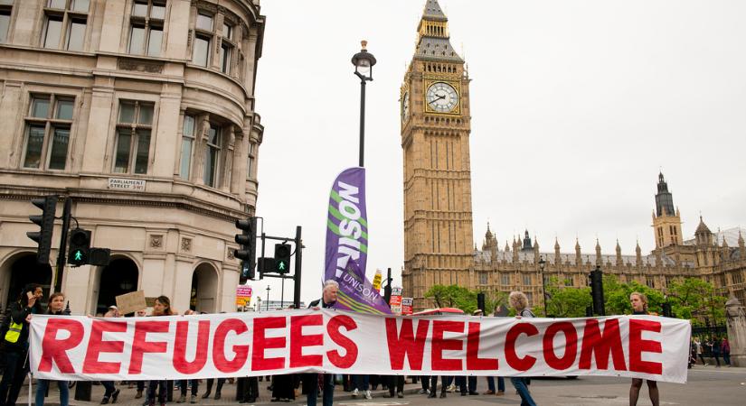 Sokkoló adat: elképesztő összegbe kerülnek a briteknek a bevándorlók